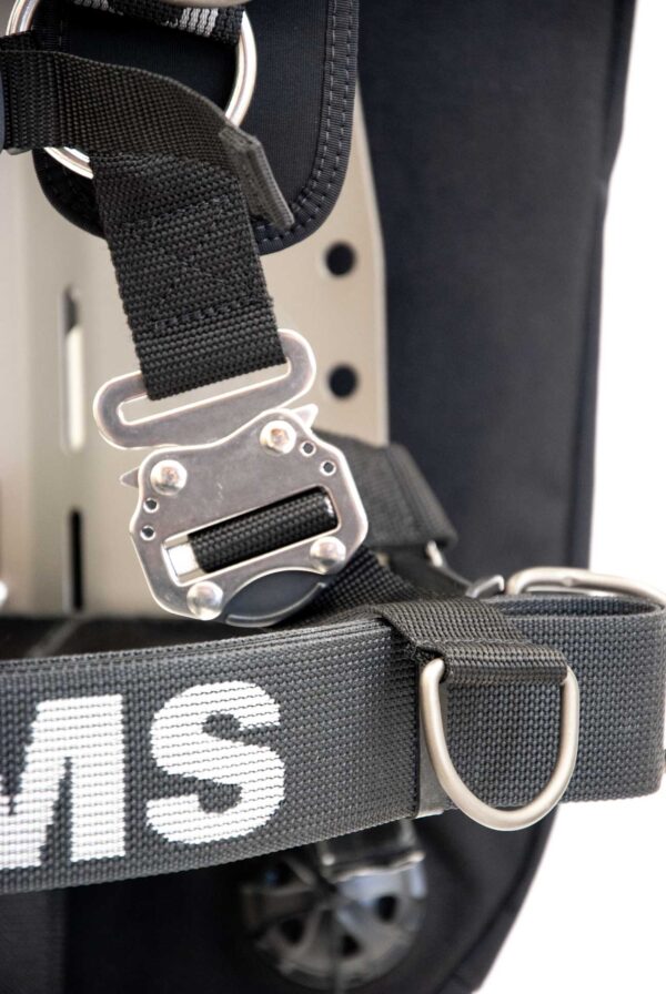 S11618001-OMS-Comfort-Harness-Close-Up-Buckle